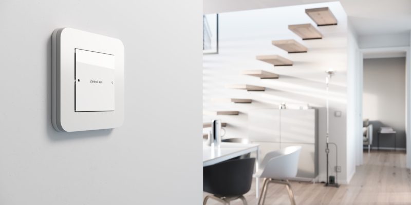 Moderner Wohnraum mit zentralem Schalter und fachgerechter Elektroinstallation